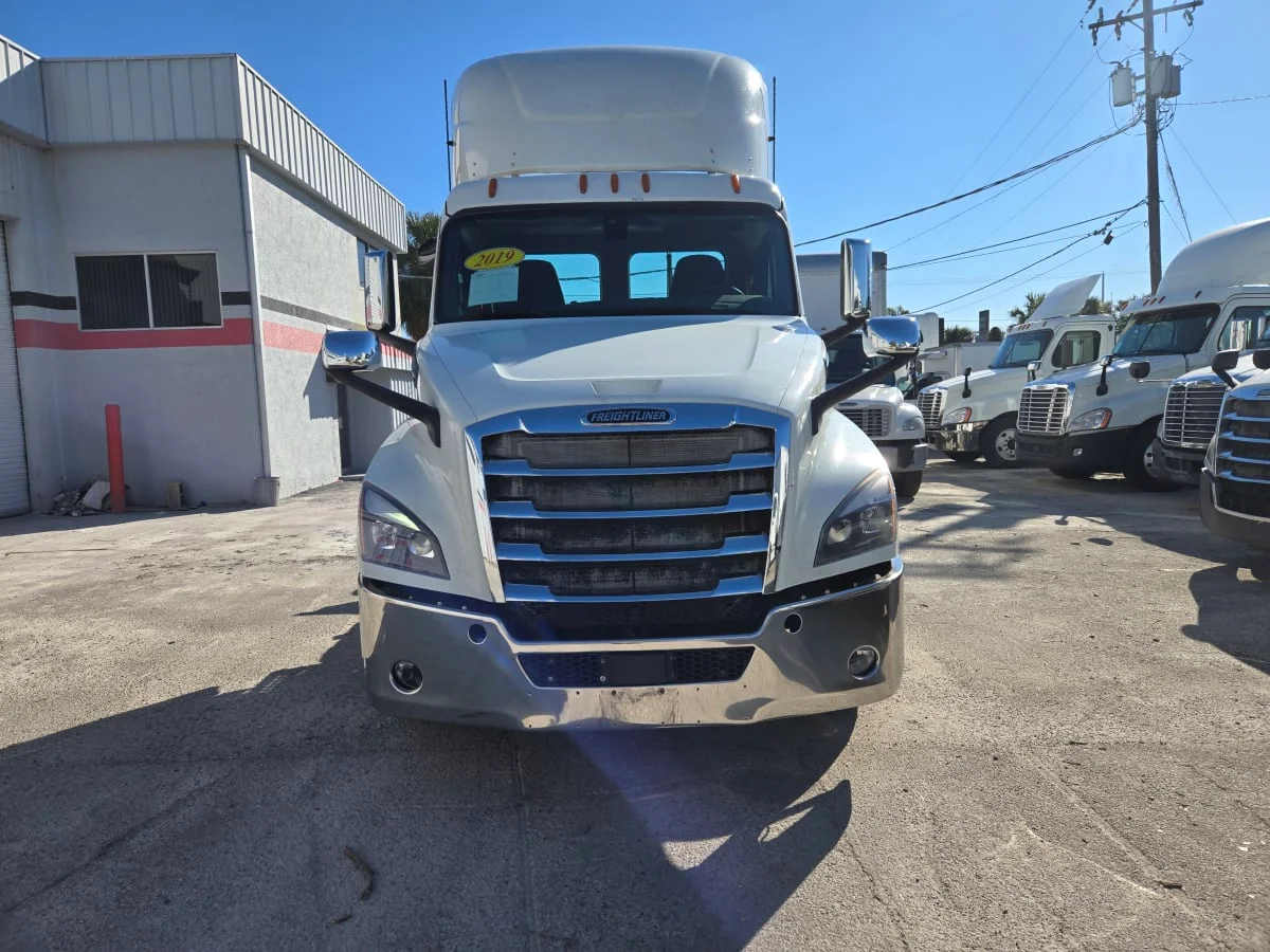 2019 Freightliner Cascadia - image 2