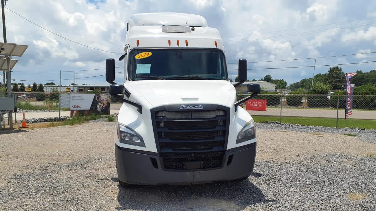 2019 Freightliner Cascadia in Birmingham, AL — photo 2