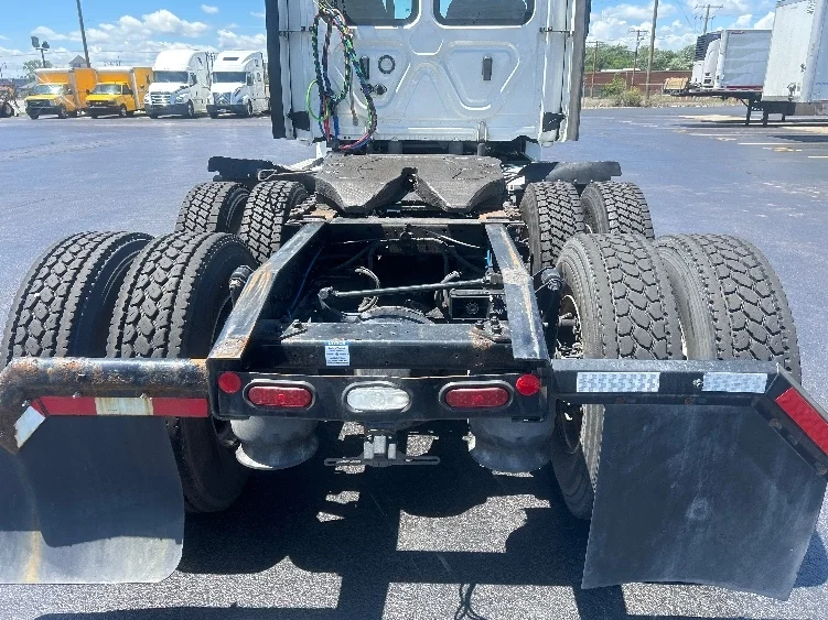 2021 Freightliner Cascadia in Melrose Park, IL — photo 6