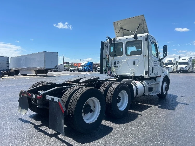2021 Freightliner Cascadia in Melrose Park, IL — photo 7