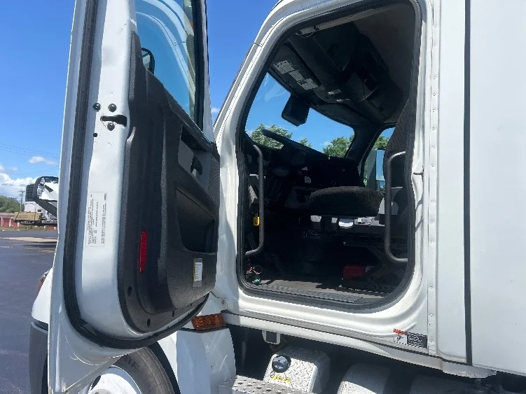 2021 Freightliner Cascadia in Melrose Park, IL — photo 9