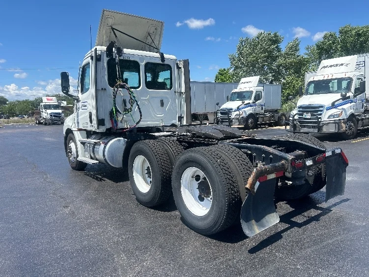 2021 Freightliner Cascadia in Melrose Park, IL — photo 5