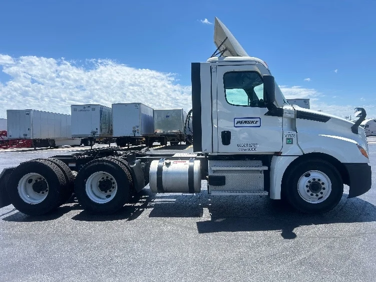 2021 Freightliner Cascadia in Melrose Park, IL — photo 8