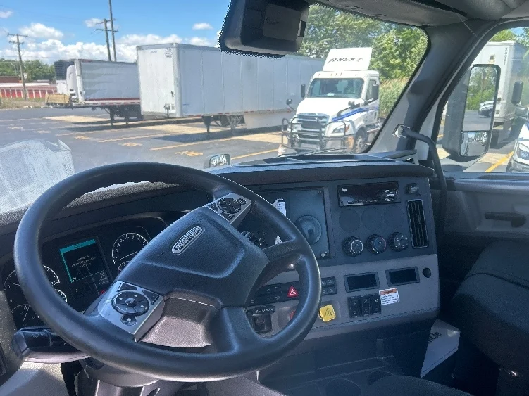 2021 Freightliner Cascadia in Melrose Park, IL — photo 10