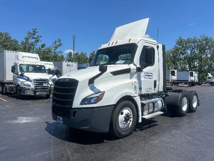 2021 Freightliner Cascadia in Melrose Park, IL — photo 3