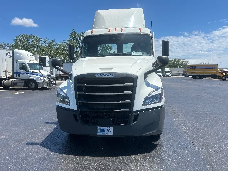 2021 Freightliner Cascadia in Melrose Park, IL — photo 2