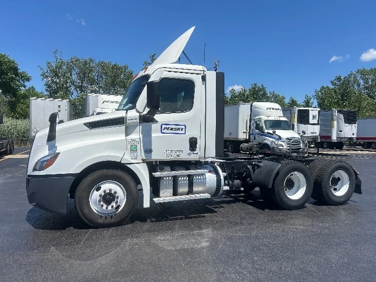 2021 Freightliner Cascadia in Melrose Park, IL — photo 4