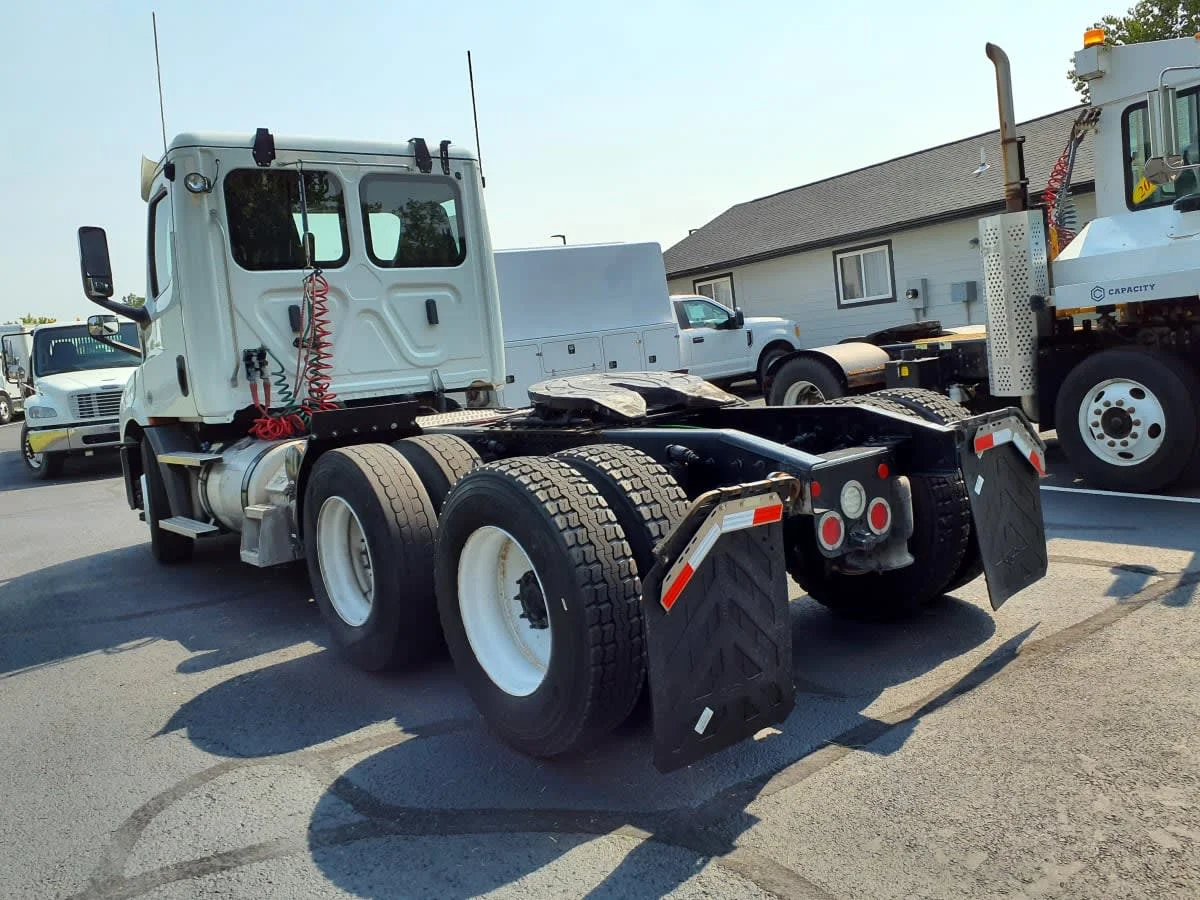 2020 Freightliner Cascadia in O'fallon, MO — photo 6