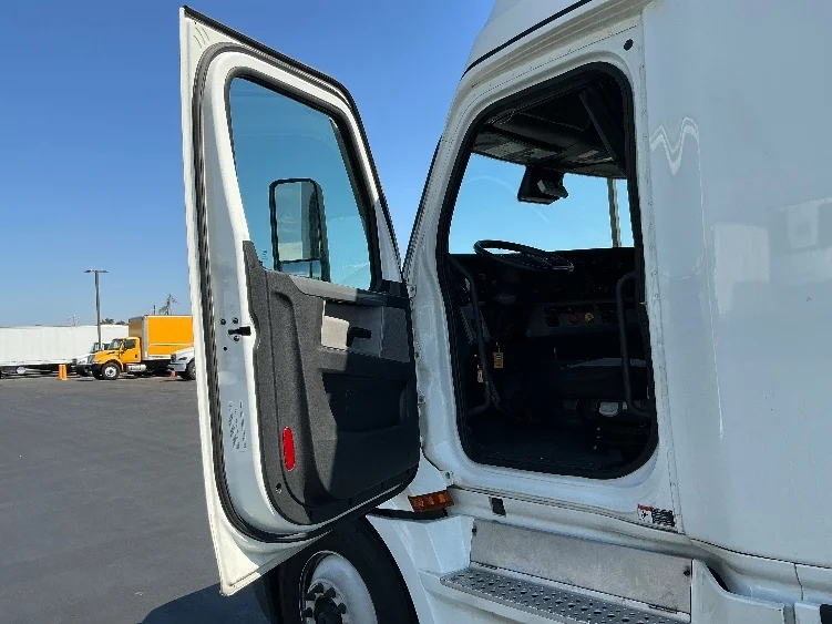 2021 Freightliner Cascadia - image 9