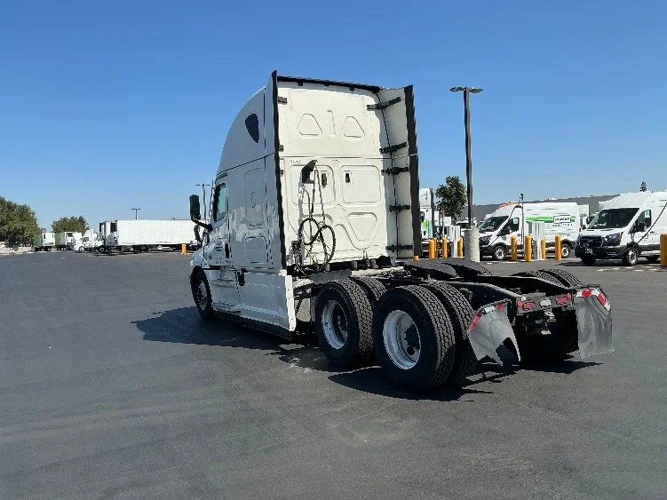 2021 Freightliner Cascadia - image 5