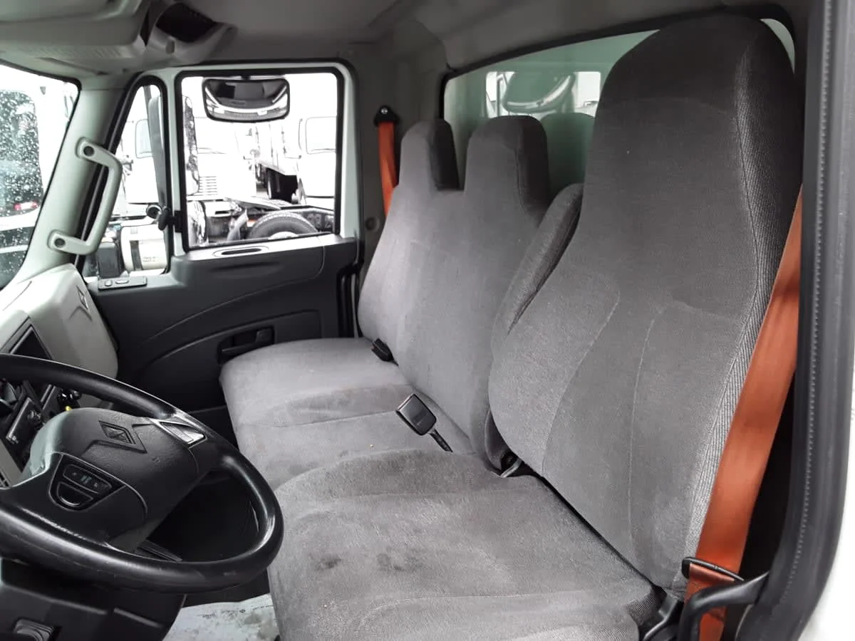 2018 International 4300 - image 12