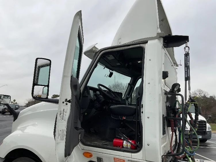 2019 International LT - image 9