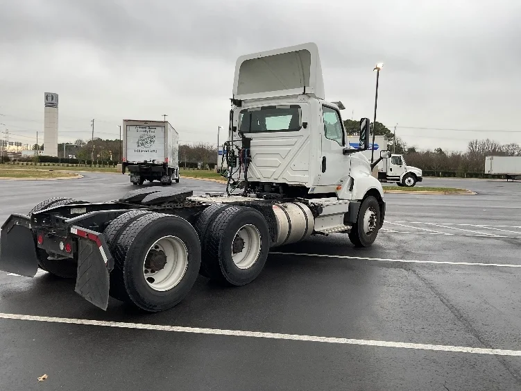2019 International LT - image 7