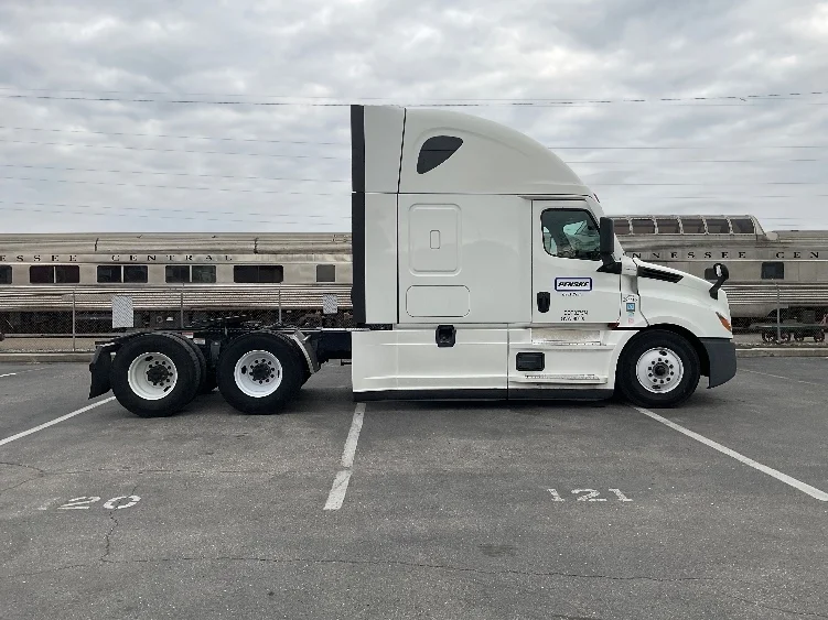 2022 Freightliner Cascadia - image 8
