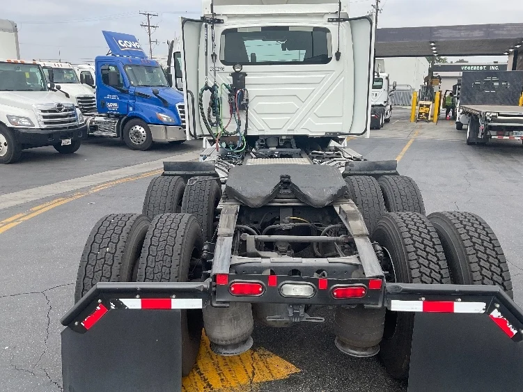 2019 International LT - image 6