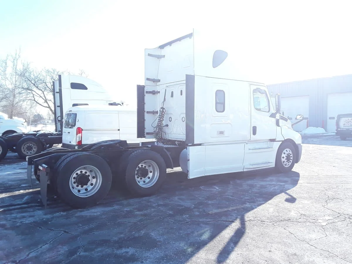 2020 Freightliner Cascadia in Hilliard, OH — photo 4