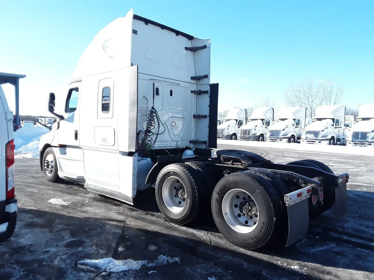 2020 Freightliner Cascadia in Hilliard, OH — photo 6