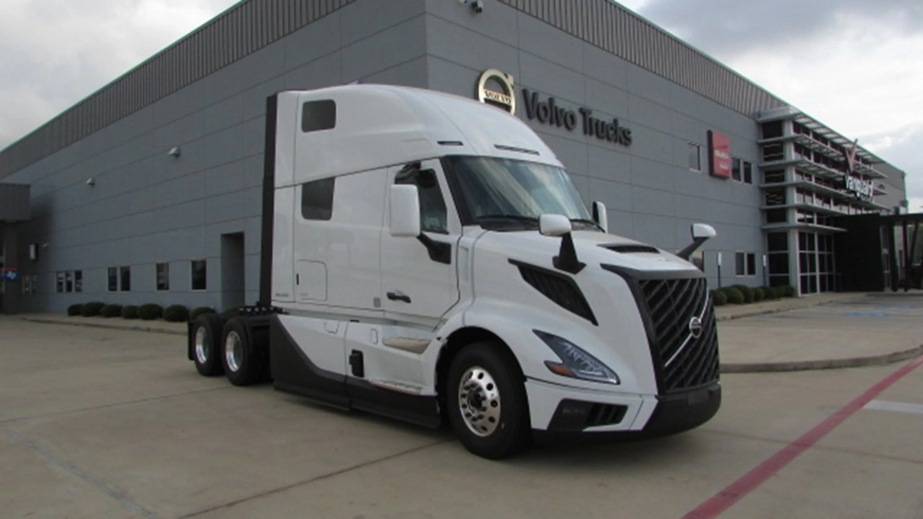 2026 Volvo VNL 860 in Houston, TX — photo 2