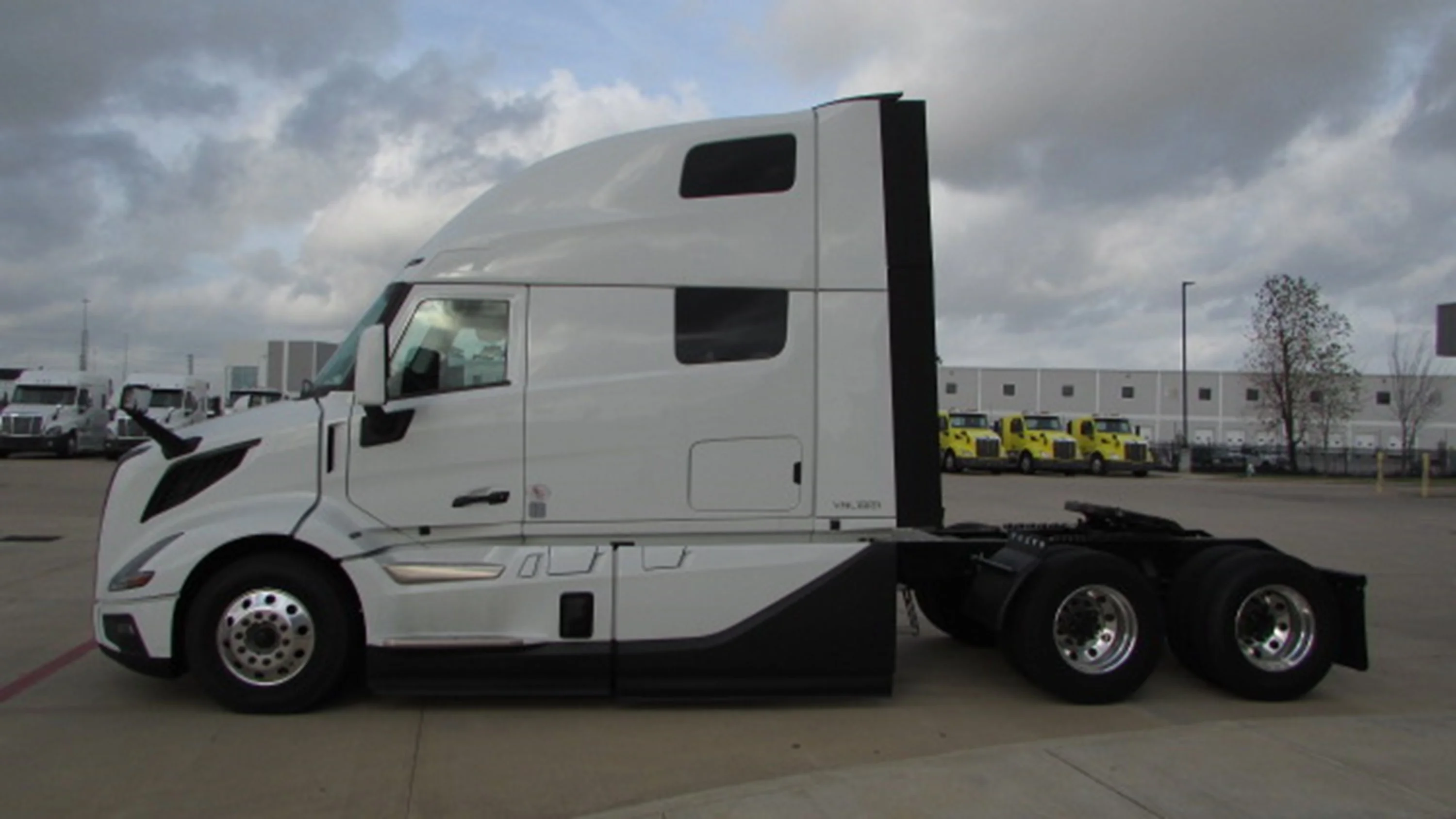 2026 Volvo VNL 860 in Houston, TX — photo 7