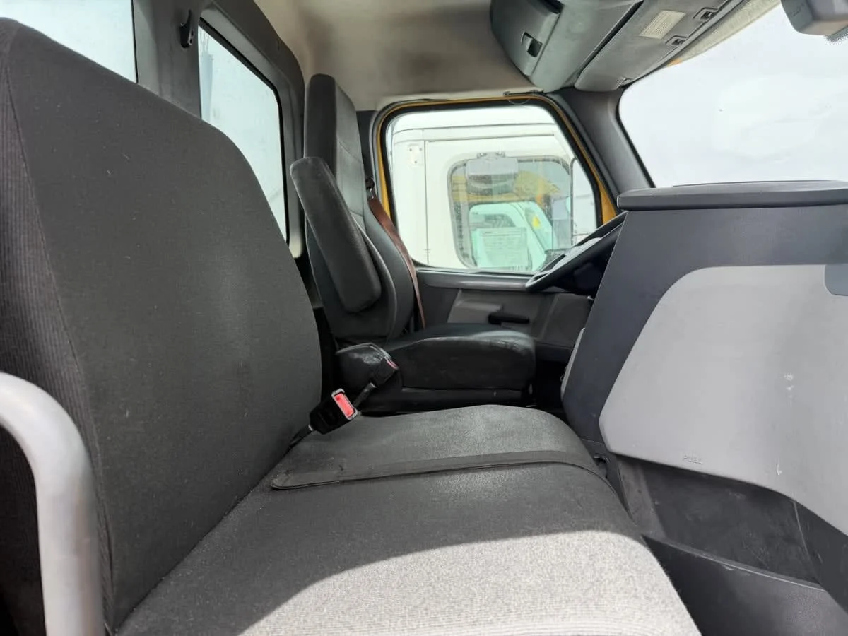 2020 Freightliner Cascadia in Phoenix, AZ — photo 16