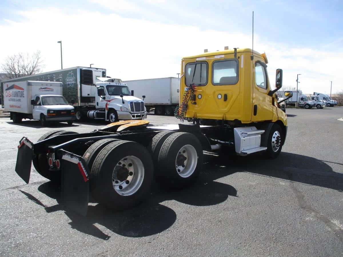 2020 Freightliner Cascadia in Phoenix, AZ — photo 4