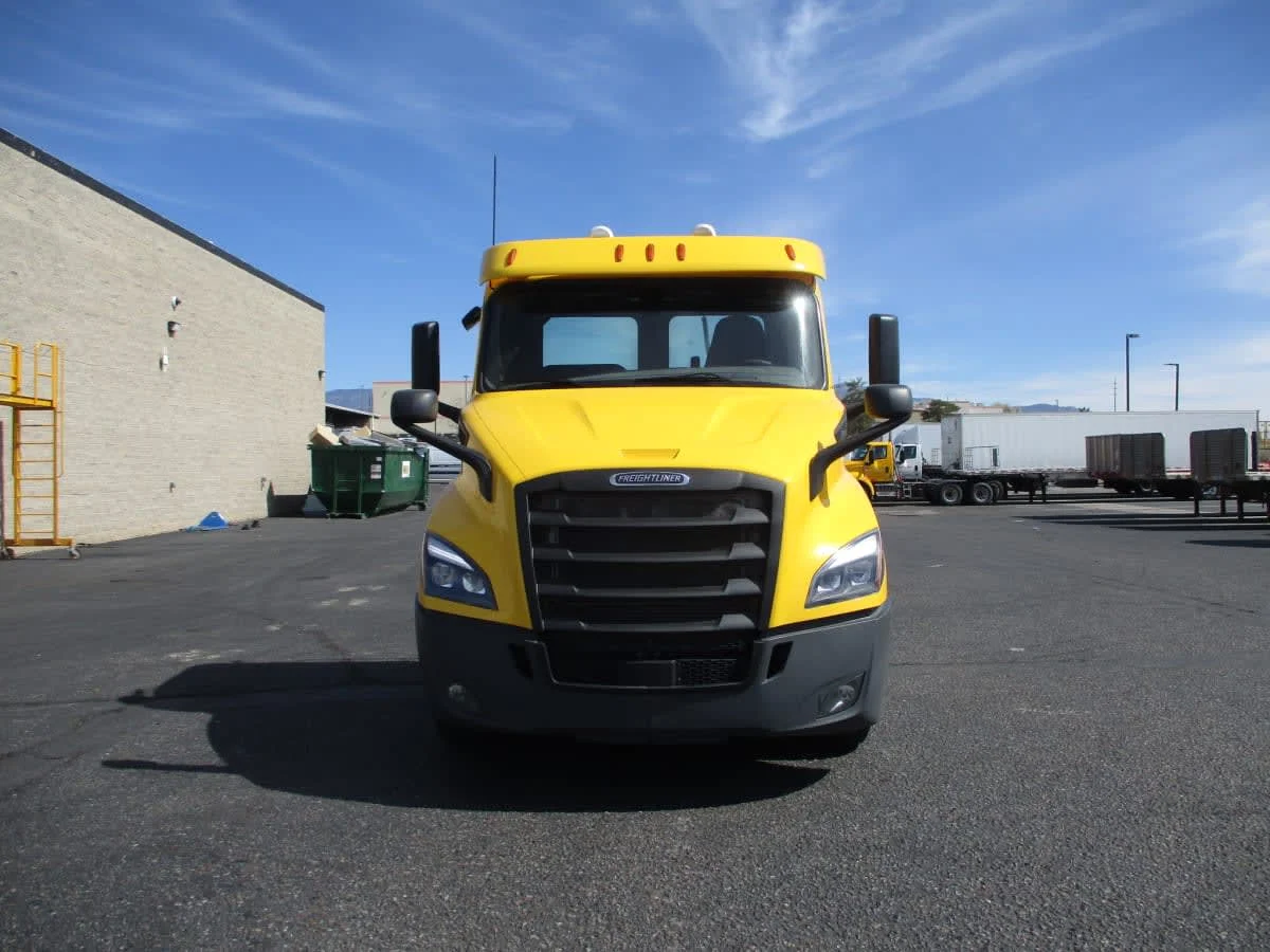 2020 Freightliner Cascadia in Phoenix, AZ — photo 2
