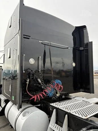 2000 Kenworth T800 - image 17