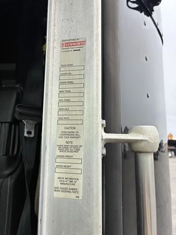 2000 Kenworth T800 - image 33