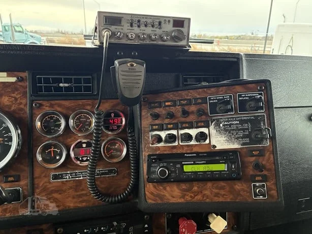 2000 Kenworth T800 - image 40