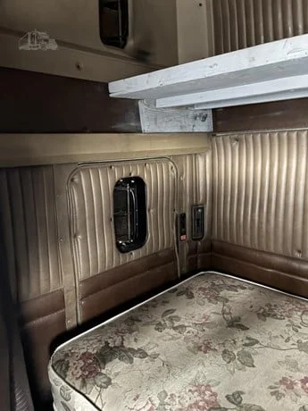 2000 Kenworth T800 - image 45