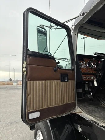 2000 Kenworth T800 - image 36