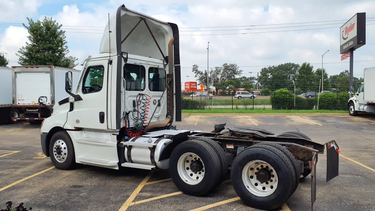 2021 Freightliner Cascadia in Bolingbrook, IL — photo 6
