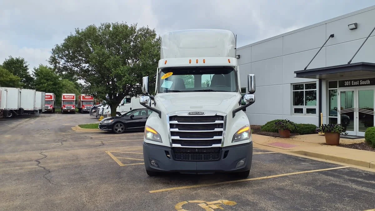 2021 Freightliner Cascadia in Bolingbrook, IL — photo 2