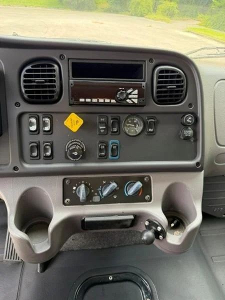 2020 Freightliner M2 106 — photo 10