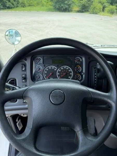 2020 Freightliner M2 106 — photo 11