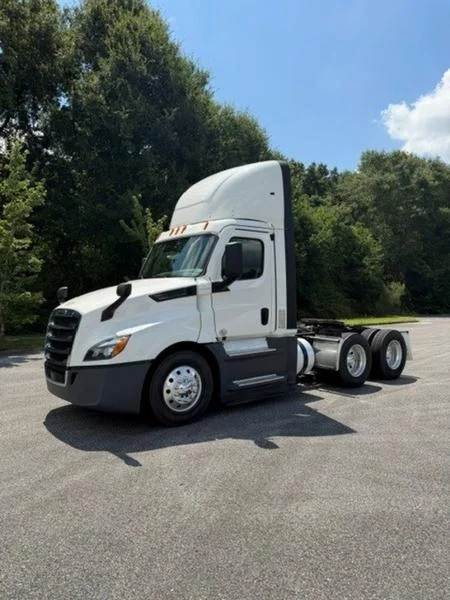 2020 Freightliner M2 106 — photo 17