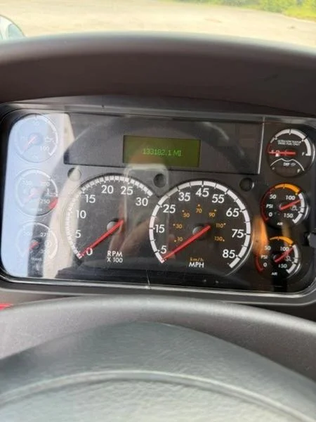 2020 Freightliner M2 106 — photo 12