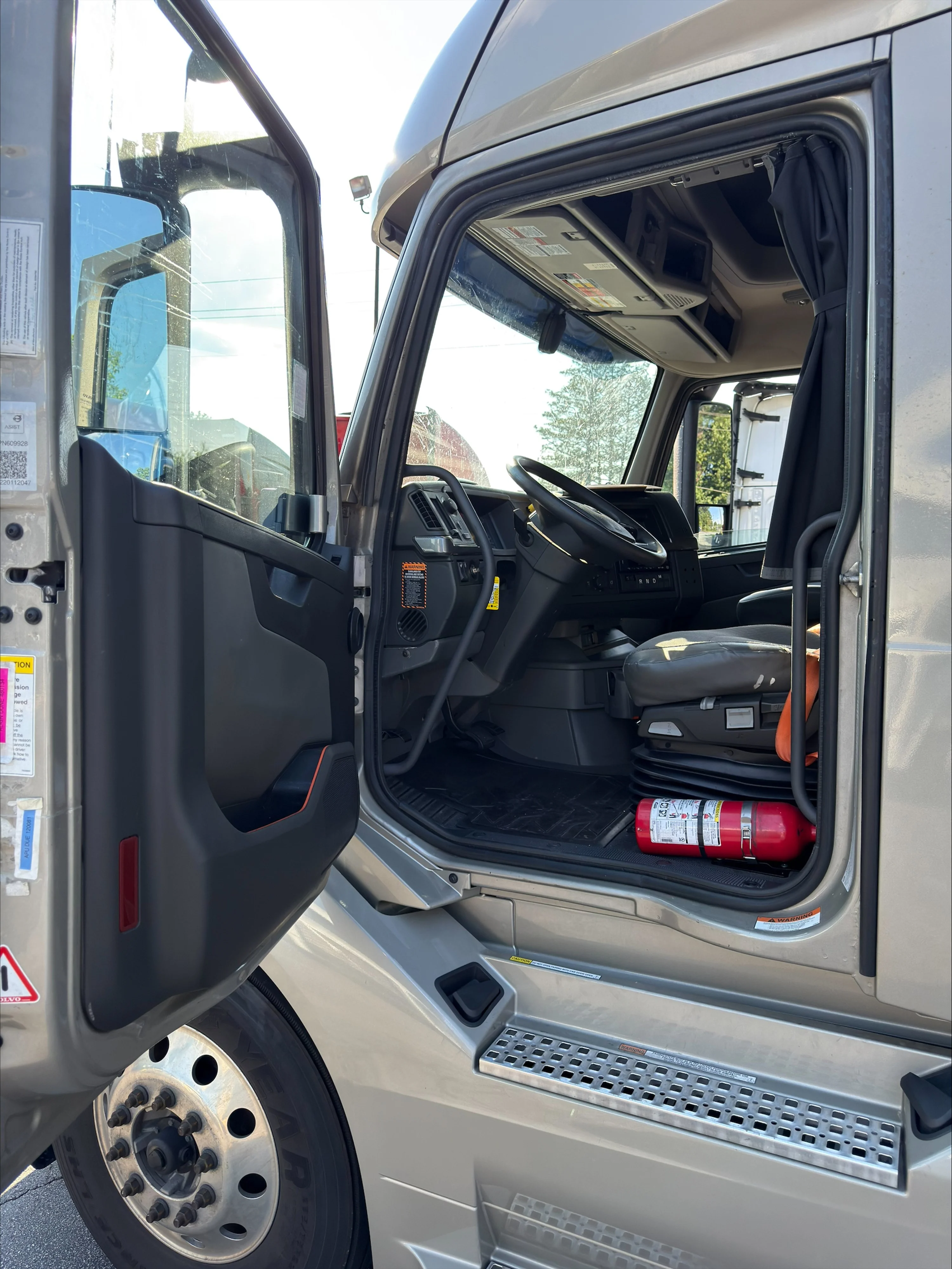 2023 Volvo VNL 760 in Guardian Atlanta — photo 9