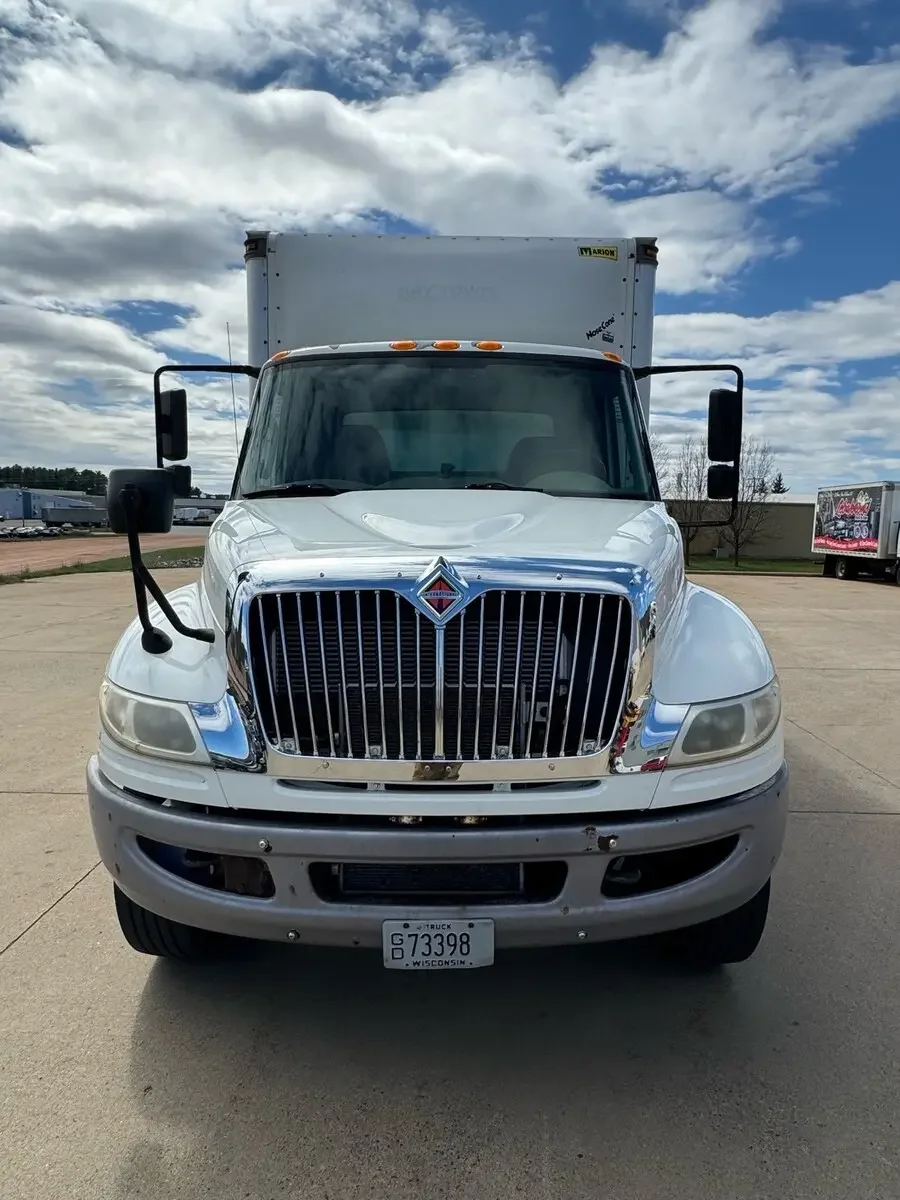 2017 International 4300 - image 5