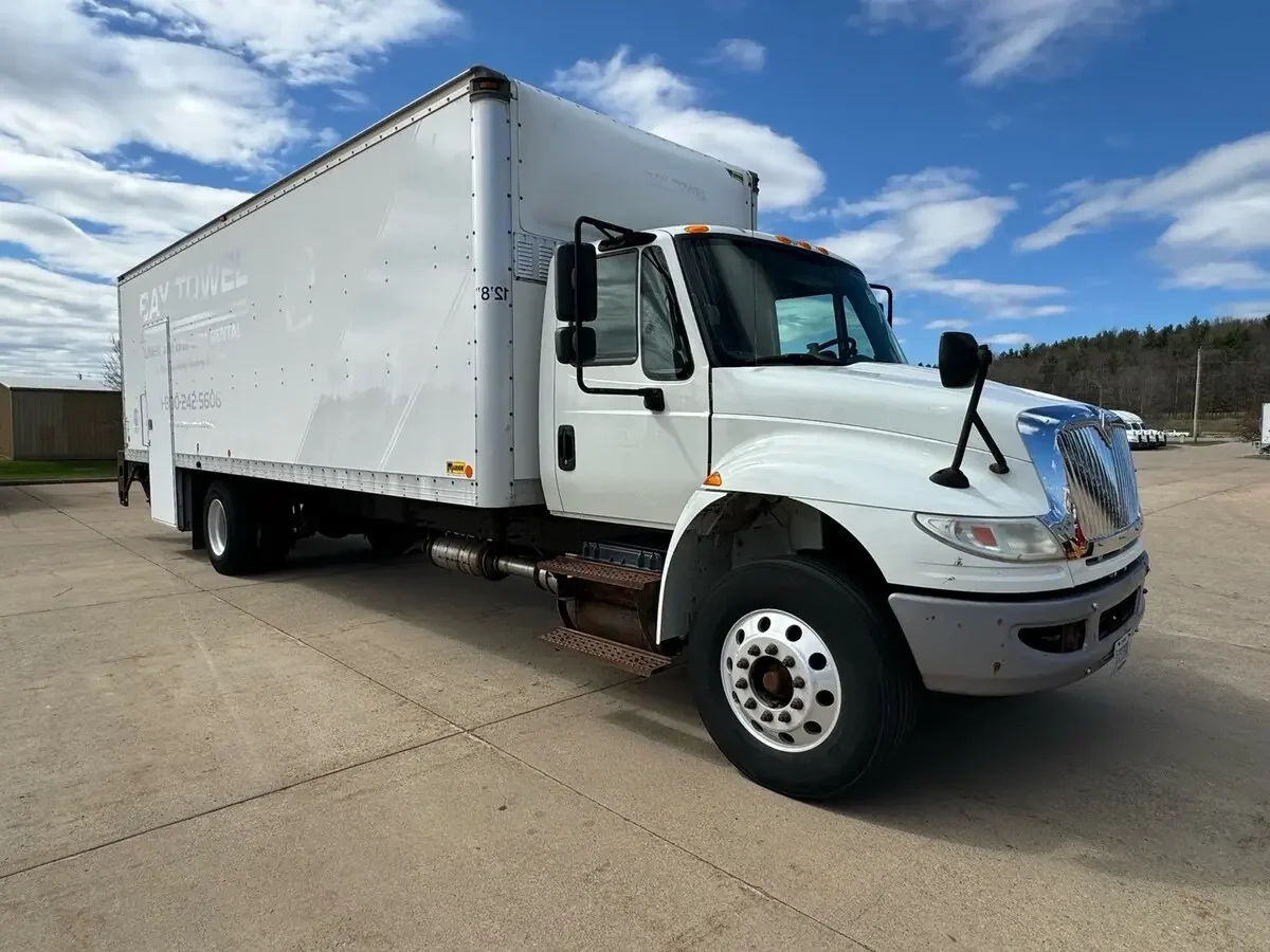 2017 International 4300 - image 3