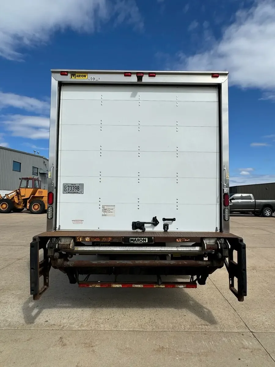 2017 International 4300 - image 4