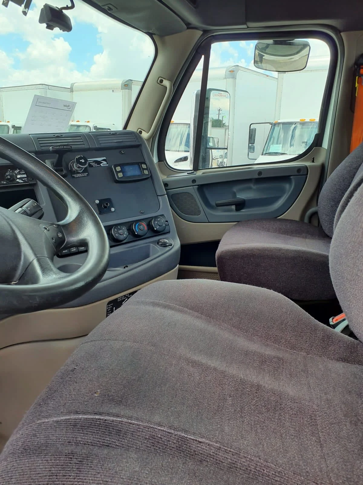 2019 Freightliner Cascadia - image 7