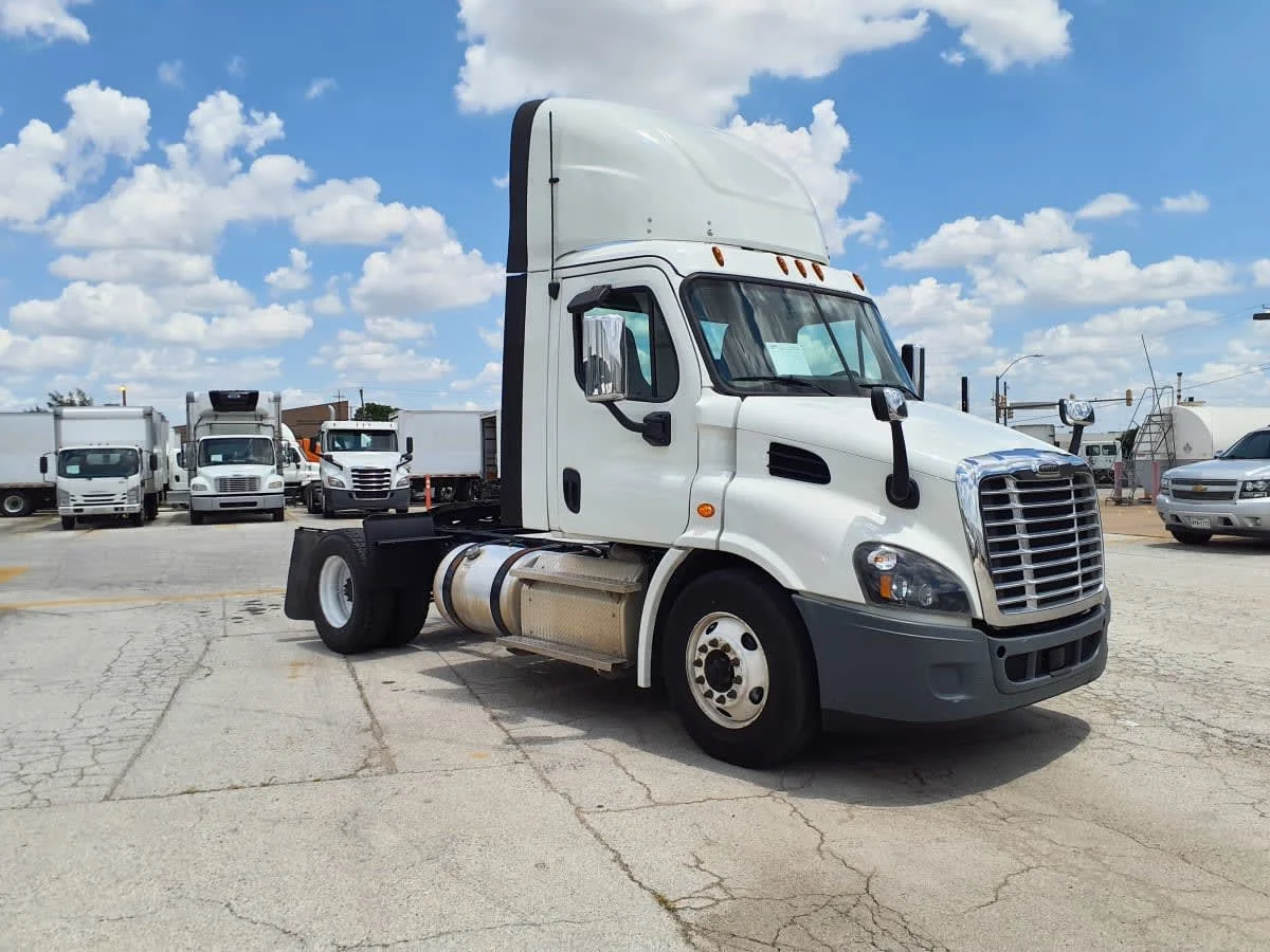 2019 Freightliner Cascadia - image 3