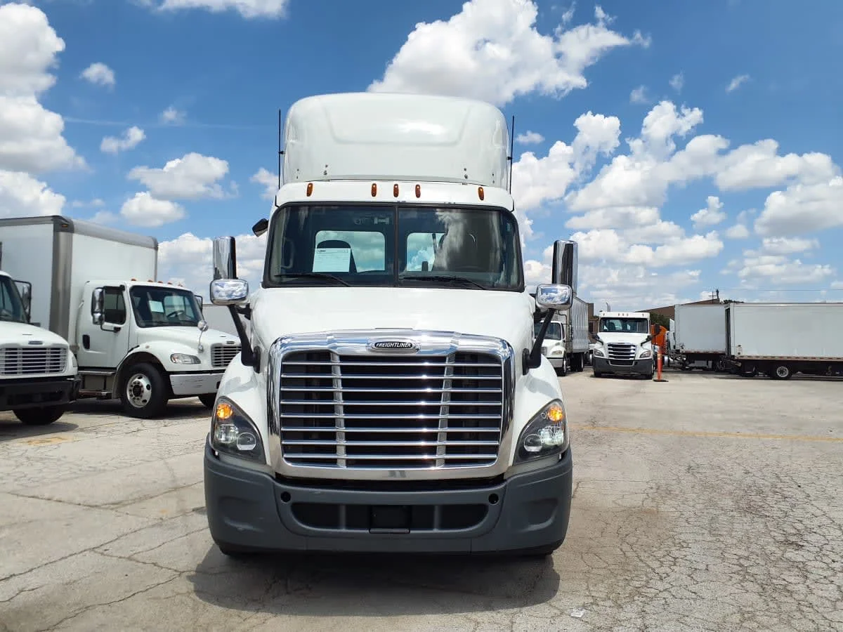 2019 Freightliner Cascadia - image 2