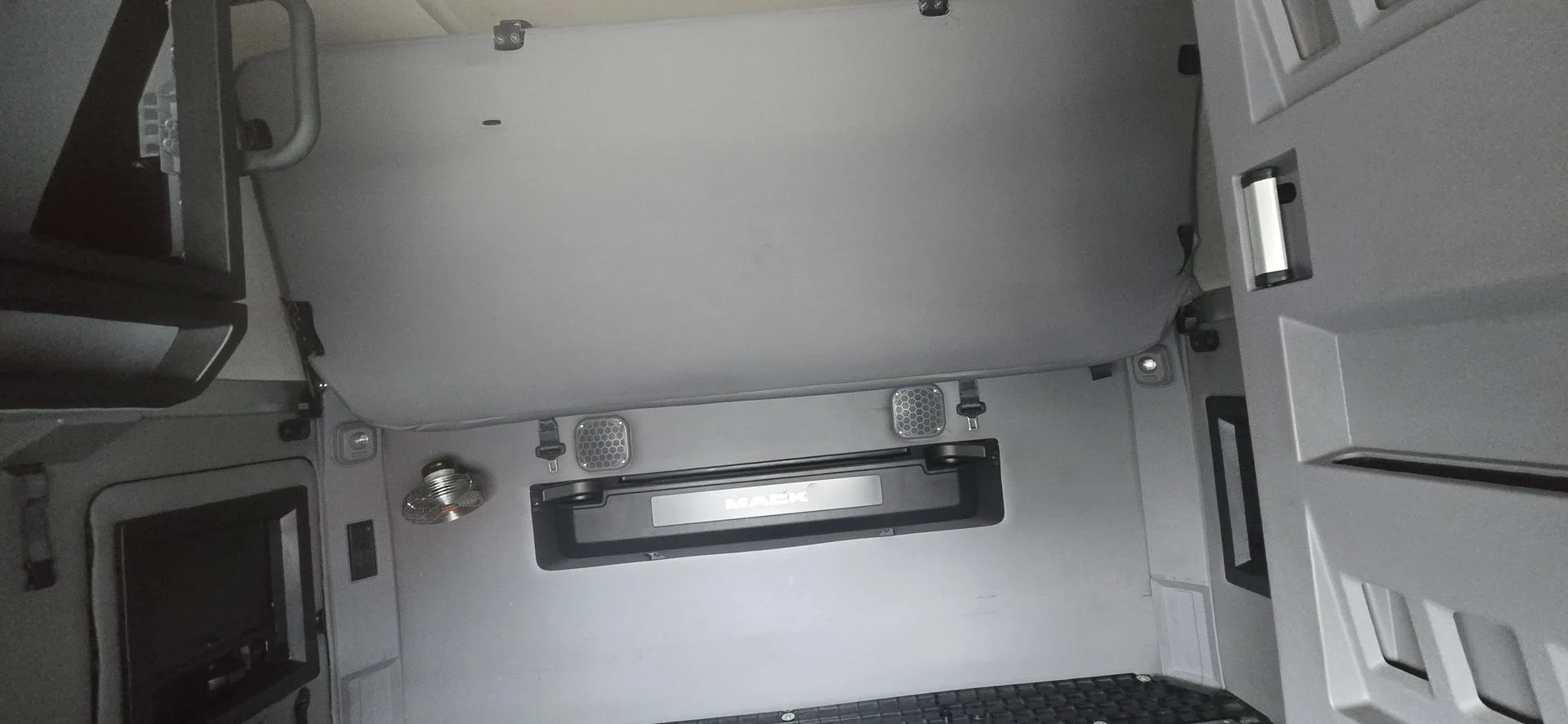 2020 Mack Anthem - image 23