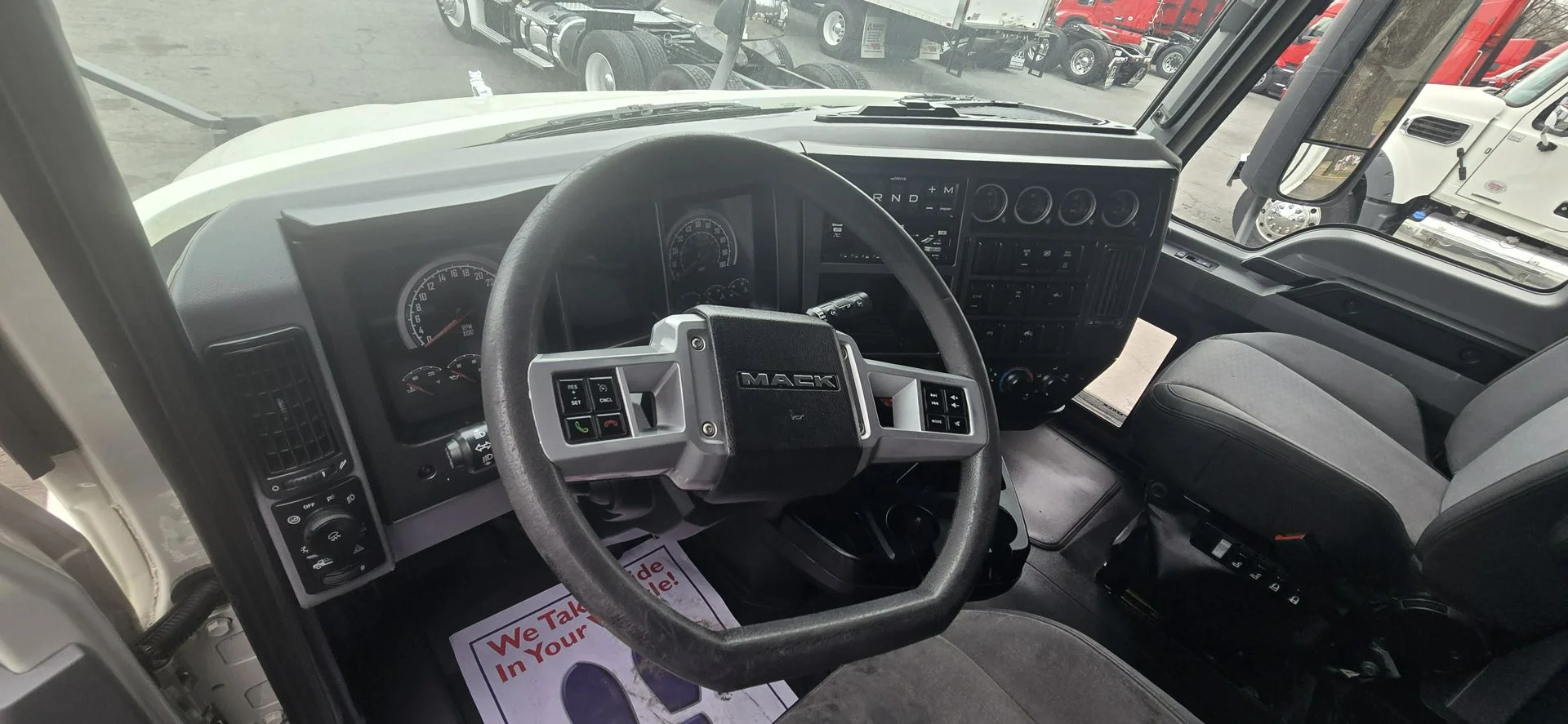 2020 Mack Anthem - image 17