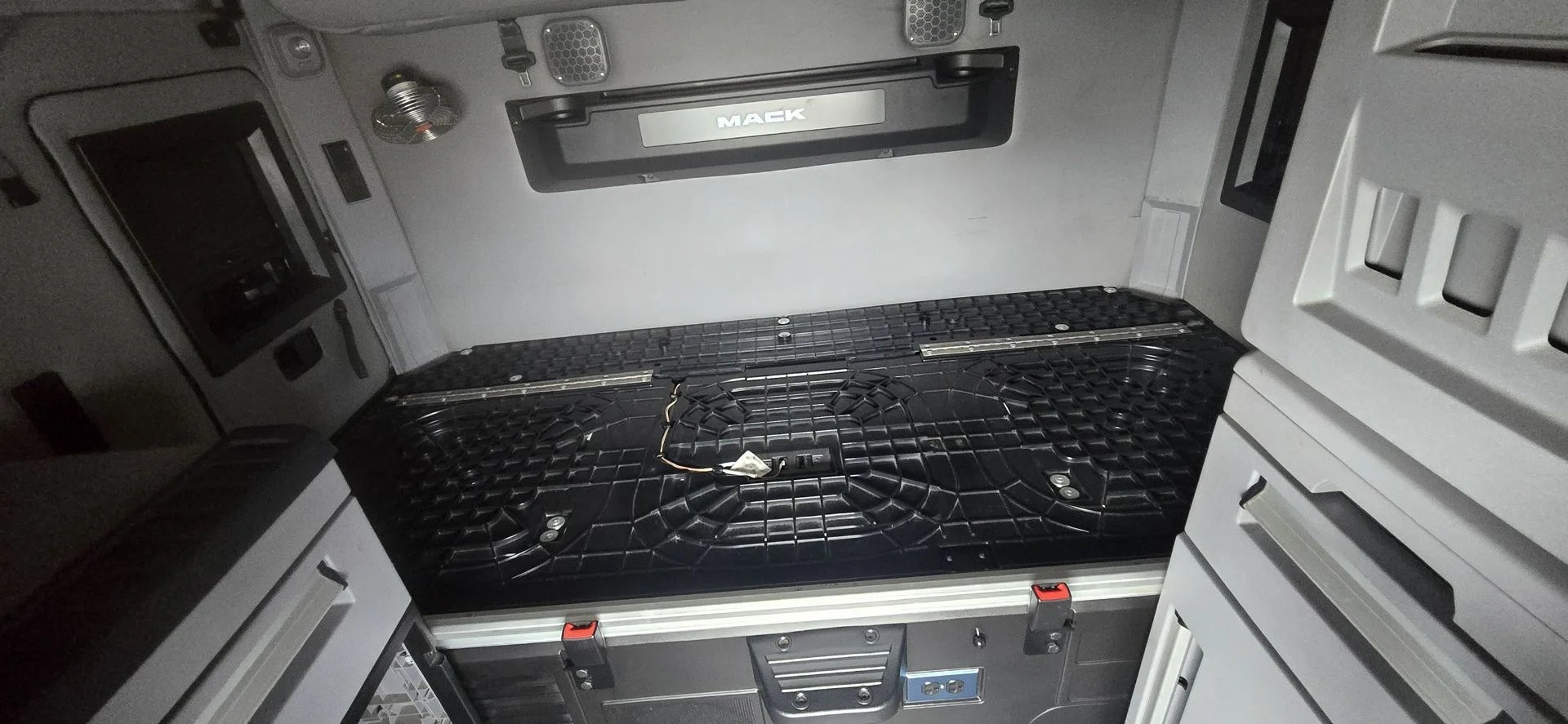 2020 Mack Anthem - image 24