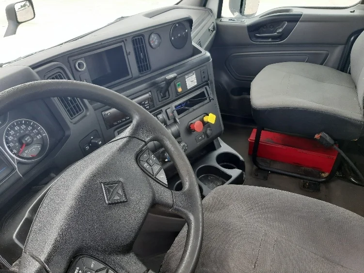 2018 International LT - image 10