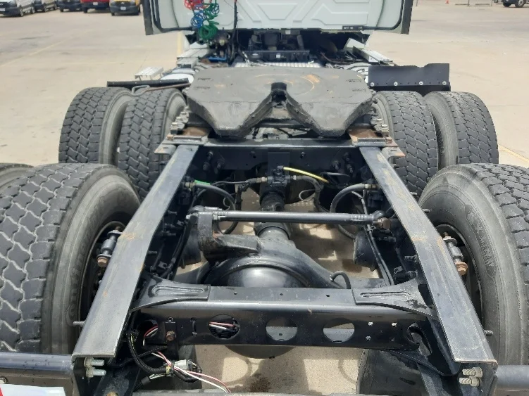 2018 International LT - image 6