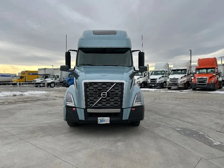 2023 Volvo VNL 760 - image 2